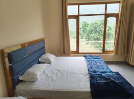 Hotel Aditya, hotel em Dharāsu