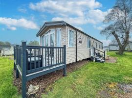 Homely Caravan With Decking And Wifi In Lowestoft Ref 12097B – hotel w mieście Lowestoft