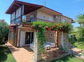 Naturstein-Mediterranhaus mit Gartenblick