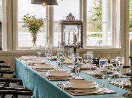 Historic lakeside villa - sauna, ski, boat, 20 guests, Hotel in Sunnansjö