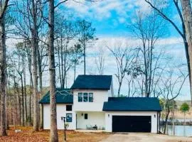 Lakefront 2BR Getaway