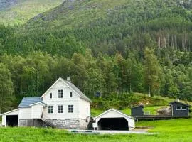 Sjarmerende gårdshus i Hardanger med elbil-lader