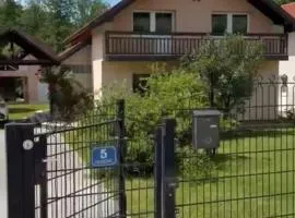 LEPENICa فيلا على النهر