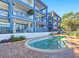Poolside 2-Bed Apartment Near Coolangatta