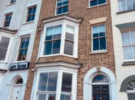 Luxury 2 Bed Apartment with Stunning Sea View Steps from Old Town and Dreamland