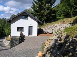 Domek pod Głazami – hotel w mieście Ostre
