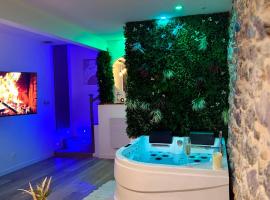 Villa Romance Intime Prestige -Jacuzzi Privatif, , Table a massage , Fauteuil tantra, Balançoire romantique, hôtel à Vienne