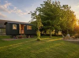 The Eyrie - Scenic Plankbridge Shepherds Hut Retreat