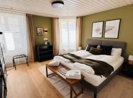 Grand Host Modern Duplex with Balcony Free Parking and near Lake