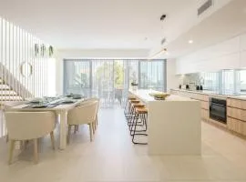 Ocean Views & Lift - 3 Level Luxury Townhouse