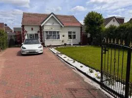 Big room, king size bed with private bathroom in a Stylish Home with Large Garden & Drive,