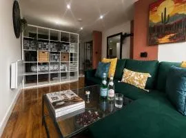 Stylish 1-Bed Apartment in Chester with Parking & Full Kitchen