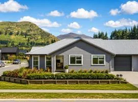Spacious Family Mountain View Retreat, 4 Bedroom