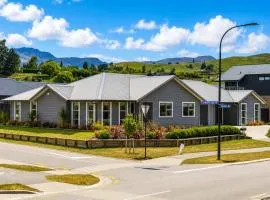 Spacious Modern Retreat, Near Shops & Cafes