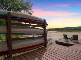 Waterfront, Hot Tub, Dock Kayaks, Movie Game Room