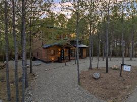 Escape to Hochatown/Broken Bow, Oklahoma Sleeps 10, מלון בMount Herman