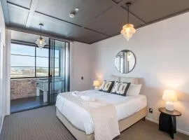 Vibrant 3BR Petone Stay with Foosball & City Views