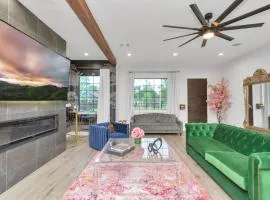 Houston's Downtown Bloom House - Spacious Floral Escape for Groups