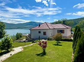Vrlika, Peruća Lake Holiday House
