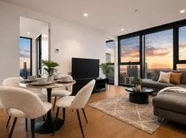 Gorgeous City Views 70th Floor 3BR Apartment with Pool and Gym