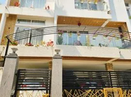 Elio Stay- A Home Away From home