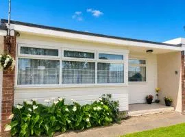 Relaxing chalet, 77 Sunbeach Holiday Park, California Rd, Scratby, Sleeps 7, pet friendly, 300m to the Beach