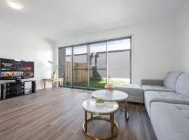 Long Stay Modern 4BR Family Home free Parking