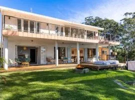 Collingwood Villa - Waterfront and Pet Friendly
