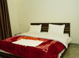 Parth Hotel and Restaurant, hotel em Panuānaula
