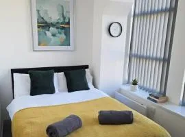 Spacious 1 & 2 Bed Apartment - Desborough - Kettering - Sleeps up to 5 - Free Parking, - WIFI - Contractors, Professionals, Families and Relocators - By The Home Makers Hub