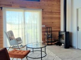 Pinéa Lodge - Chalet Authentique en Pin des Landes, khách sạn ở Saint-Yaguen