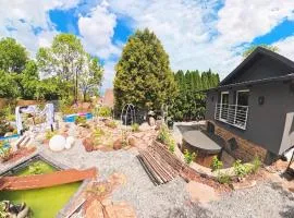Secret Garden Retreat - Pool & Hot Tub