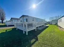 Amazing Caravan With Decking At Manor Park In Hunstanton Ref 23007W