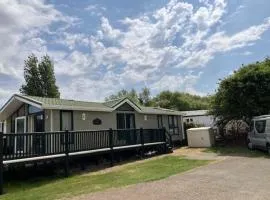 Stunning 8 Berth Lodge At Manor Park, Near Hunstanton Beach Ref 23011B