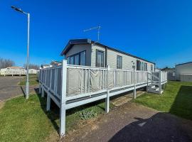 Stunning Caravan With Decking At Manor Park In Norfolk Ref 23015C، فندق في هونستنتون