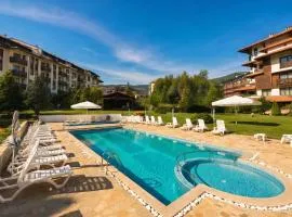 LUXURY Designer Apt I Meters to Gondola Lift I Sleeps 6 I Pool & Parking I