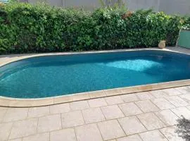 Maison de vacances avec grande piscine près de la mer
