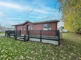 Modern 4 Berth Lodge With Decking At Manor Park In Hunstanton Ref 23024W