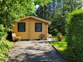 Charmant, gezellig en knus 5p chalet op Veluwe naast Sauna Drome, Hotel in Putten