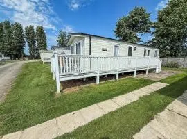 Beautiful Caravan With Decking At Manor Park In Hunstanton Ref 23042B