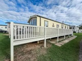 Caravan With Decking Within Walking Distance To Hunstanton Beach Ref 23054S