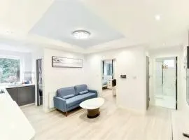 2 Bedroom 3 Bed Stylish Flat with parking