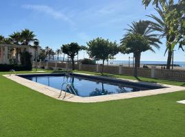 Right on the beach, hotel i Cubelles