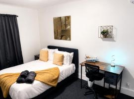 Nona - Private Room 2 with Parking, Desk & Fast WiFi near Yale, Quinnipiac, SCSU & Hospitals – hotel w mieście Hamden