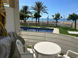 Right on the beach, hotel v destinaci Cubelles