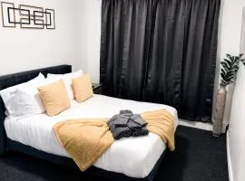 Nona - Private Room 3 with Parking, Desk & Fast WiFi near Yale, Quinnipiac, SCSU & Hospitals