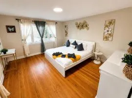 Cozy Private Queen Room 1 with Desk TV and WiFi near Yale