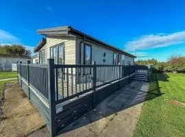 Stunning Lodge With Decking Nearby Hunstanton Beach, Sleeps 6 Ref 23215K