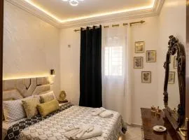 Stylish 2-Bedroom Apartment, 10 Min Drive to the Beach