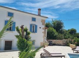 Villa Mare - Island Krk, traditional Stone house with pool、Krasのホテル